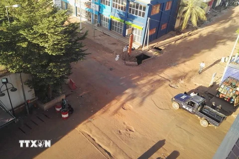 Cảnh sát Mali vây ráp bên ngoài khách sạn Radisson Blu ở Bamako ngày 20/11. (Nguồn: THX/TTXVN)
