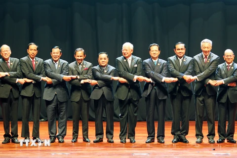 Các Trưởng đoàn chụp ảnh chung tại lễ khai mạc Hội nghị cấp cao ASEAN 27. (Ảnh: Đức Tám/TTXVN) 