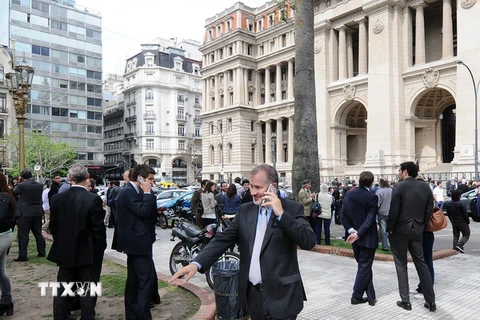 Các nhân viên Tòa án tối cao và cơ quan tư pháp Argentina được sơ tán khỏi trụ sở do đe dọa đánh bom ngày 5/11. (Nguồn: THX/TTXVN)