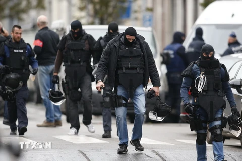 Cảnh sát Bỉ tuần tra tại quận Molenbeek, Brussels ngày 16/11. (Nguồn: THX/TTXVN)
