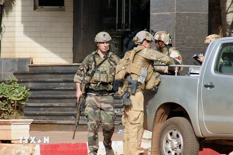 Lực lượng an ninh gác tại khu vực phía trước khách sạn Radisson Blu ở Bamako ngày 20/11. (Nguồn: AFP/TTXVN)