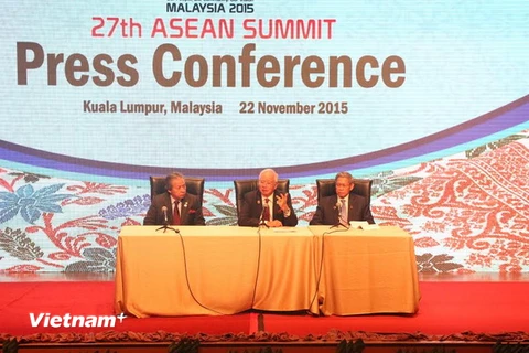 Thủ tướng Malaysia Najib Razak (giữa) tại cuộc họp báo. (Ảnh: Kim Dung-Chí Giáp/Vietnam+)