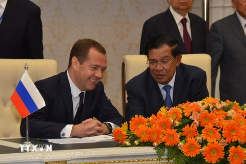Thủ tướng Nga Dmitry Medvedev cùng Thủ tướng Hun Sen trước khi chứng kiến lễ ký kết các thỏa thuận hợp tác. (Ảnh: Chí Hùng/TTXVN)