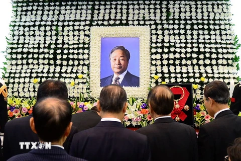 Người dân Hàn Quốc viếng cựu Tổng thống Kim Young-Sam tại Seoul. (Nguồn: AFP/TTXVN)