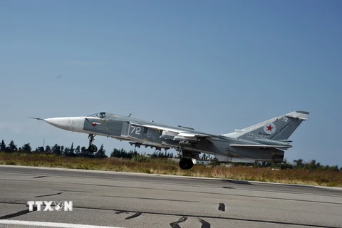 Máy bay chiến đấu Sukhoi Su-24M của Nga cất cánh từ sân bay quân sự Hmeymim, gần thành phố Latakia ngày 21/10. (Nguồn: THX/TTXVN)