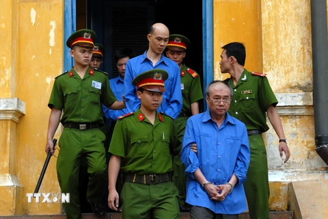 Các bị cáo được áp giải về trại giam tháng 7/2014. (Ảnh: Mạnh Linh/TTXVN)