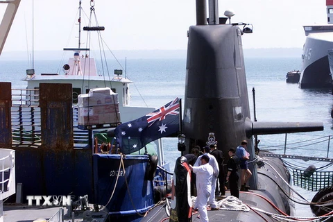 Tàu ngầm HMAS Waller của Australia tại cảng Darwin ngày 20/9/1999. (Nguồn: AFP/TTXVN)