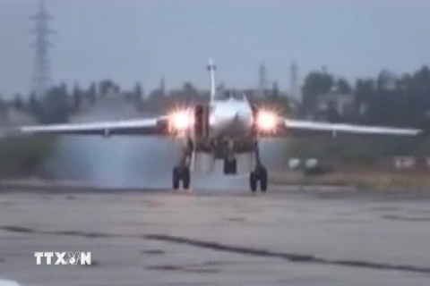 Máy bay chiến đấu Sukhoi Su-24M của Nga hạ cánh xuống sân bay quân sự Hmeymim, gần thành phố Latakia ngày 15/10. (Nguồn: Reuters/TTXVN)