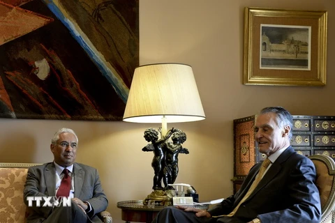 Tổng thống Bồ Đào Nha Anibal Cavaco Silva (phải) và ông Antonio Costa trong cuộc gặp ở Lisbon ngày 24/11. (Nguồn: AFP/TTXVN)