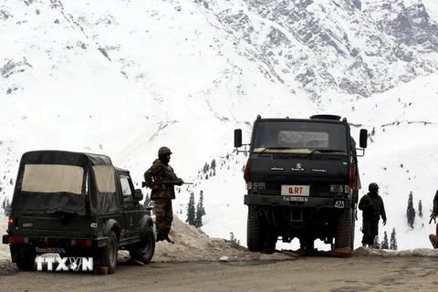 Binh sỹ Ấn Độ làm nhiệm vụ tại khu vực Tanghdar, Kashmir ngày 25/11. (Nguồn: AFP/TTXVN)