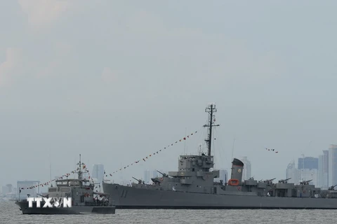 Tàu chiến BRP Rajah Humabon (phải) và tày tuần tra Philippines. (Nguồn: AFP/TTXVN)