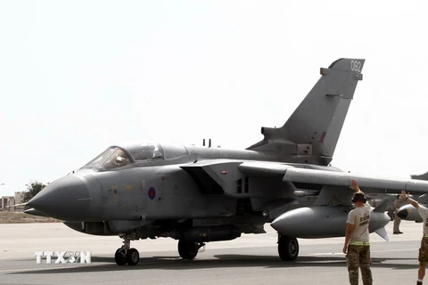 Máy bay chiến đấu Tornado GR4 của Không quân Hoàng gia Anh chuẩn bị cất cánh tại một căn cứ không quân ở Limassol, Đảo Síp, tham gia chiến dịch không kích chống IS. (Nguồn: AFP/TTXVN)