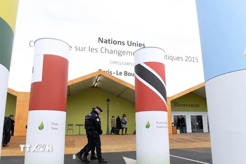 Cảnh sát Pháp tuần tra tại khu trung tâm Hội nghị COP21 ở Le Bourget, thủ đô Paris ngày 29/11. (Nguồn: AFP/TTXVN)