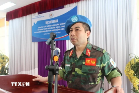 Trung tá Nguyễn Xuân Thành thay mặt 3 sỹ quan chuẩn bị lên đường làm nhiệm vụ tại Phái bộ Gìn giữ Hòa bình Liên hợp quốc phát biểu tại buổi lễ chia tay. (Ảnh: Hồng Pha/TTXVN phát)