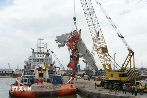 Lực lượng cứu hộ Indonesia chuyển mảnh vỡ lớn cuối cùng của máy bay QZ8501 lên cảng Tanjung Priok ở Jakarta ngày 2/3. (Nguồn: AFP/TTXVN)