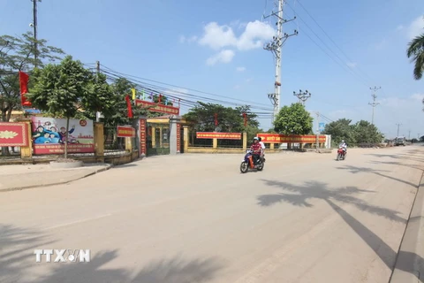 Đường giao thông nông thôn khang trang sạch đẹp tại xã Hạ Mỗ, huyện Đan Phương, Hà Nội. (Ảnh: Vũ Sinh/TTXVN)
