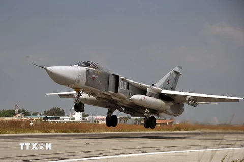 Máy bay chiến đấu Su-24 của Nga tại căn cứ quân sự Hmeymim, tỉnh Latakia, Syria ngày 21/10. (Nguồn: THX/TTXVN)