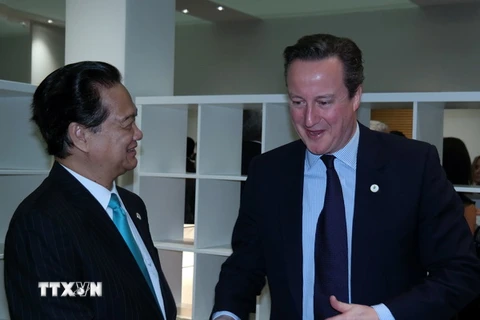 Thủ tướng Chính phủ Nguyễn Tấn Dũng gặp Thủ tướng Anh David Cameron. (Ảnh: TTXVN phát)