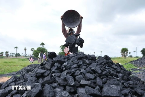 Người lao động Ấn Độ làm việc tại mỏ than ở ngoại ô Hyderabad ngày 5/9. (Nguồn: AFP/TTXVN)