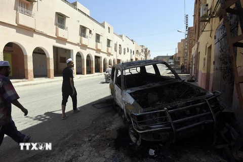 Xe ôtô bị phá hủy trong xung đột giáo phái giữa người thiểu số Berbers và người Arab tại thị trấn Guerara, Algeria. (Nguồn: AFP/TTXVN)