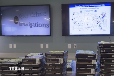 Các ổ cứng máy tính ở Trung tâm chống tội phạm mạng Mỹ ở Fairfax, bang Virginia, Mỹ ngày 22/7. (Nguồn: AFP/TTXVN)