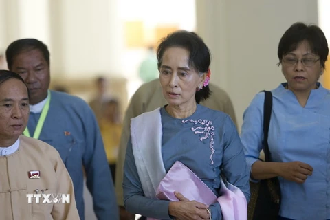 Bà Aung San Suu Kyi (giữa) tới tham dự cuộc họp Quốc hội Myanmar đầu tiên sau bầu cử ở Naypyidaw ngày 16/11. (Nguồn: AFP/TTXVN)