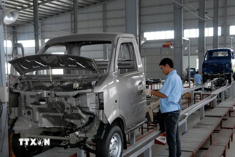 Lắp ráp xe tải hạng 870kg tại Công ty Cổ phần Ôtô Đông Bản Việt Nam phục vụ nhu cầu trong nước. (Ảnh: Danh Lam/TTXVN)