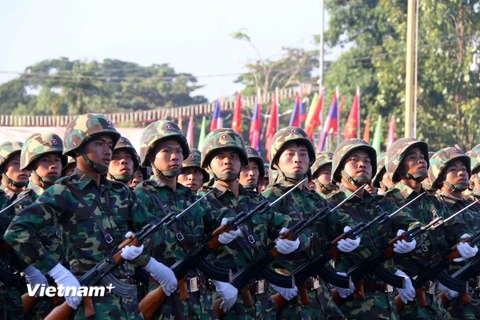 Khối Lục quân Lào đang phô diễn sức mạnh. (Ảnh: Phạm Kiên/Vietnam+)