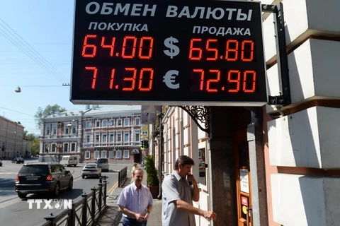 Bảng tỷ giá giữa đồng ruble và USD, đồng ruble và euro tại Moskva ngày 12/8. (Nguồn: AFP/TTXVN)