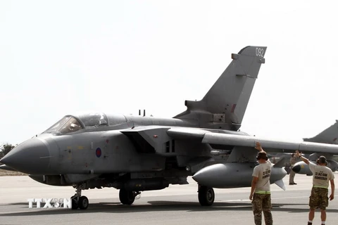 Máy bay chiến đấu Tornado GR4 của Không quân Hoàng gia Anh chuẩn bị cất cánh tại một căn cứ không quân ở Limassol, Đảo Síp, tham gia chiến dịch không kích chống IS .(Nguồn: AFP/TTXVN)