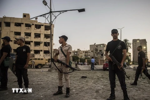Cảnh sát Ai Cập phong tỏa hiện trường một vụ đánh bom. (Nguồn: AFP/TTXVN)