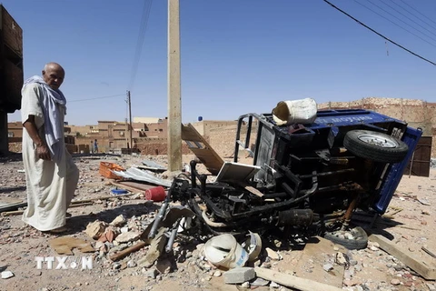 Chiếc xe ôtô bị phá hủy trong các cuộc xung đột giáo phái giữa người thiểu số Berbers và người Arab tại thị trấn Guerara, Algeria ngày 9/7. (Nguồn: AFP/TTXVN)