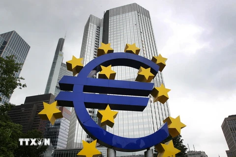 Logo đồng euro phía trước trụ sở Ngân hàng Trung ương châu Âu ECB ở Frankfurt am Main, miền tây nước Đức ngày 20/7. (Nguồn: AFP/TTXVN)