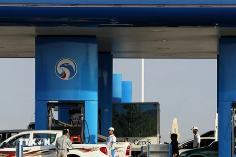 Người dân đổ xăng tại trạm xăng ở Dubai, Các tiểu vương quốc Arab thống nhất (UAE) ngày 24/11. (Nguồn: AFP/TTXVN)