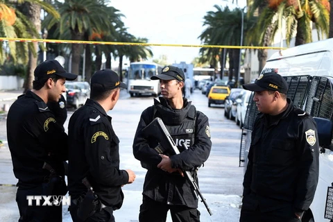 Cảnh sát Tunisia gác tại hiện trường vụ đánh bom ở thủ đô Tunis ngày 25/11. (Nguồn: AFP/TTXVN)
