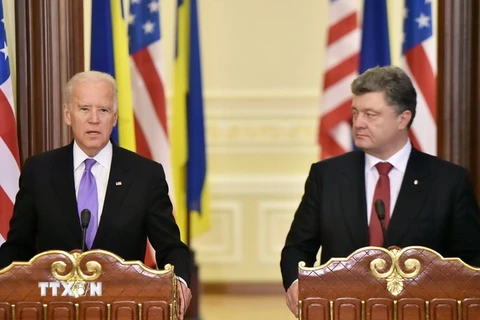 Tổng thống Ukraine Petro Poroshenko (phải) và Phó Tổng thống Mỹ Joe Biden trong cuộc họp báo sau hội đàm ở Kiev ngày 21/11/2014. (Nguồn: AFP/TTXVN)