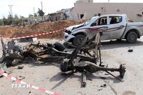 Hiện trường một vụ đánh bom ở Msillata, gần thành phố Khoms, Libya. (Nguồn: THX/TTXVN)