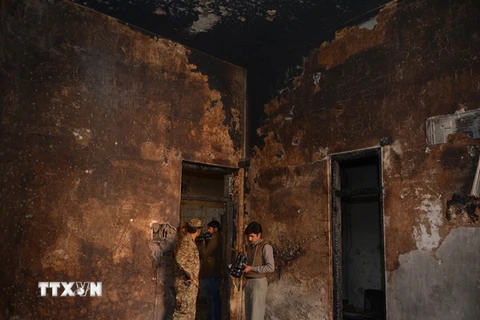 Binh sỹ Pakistan làm nhiệm vụ tại hiện trường vụ thảm sát trường học ở Peshawar ngày 17/12/2014. (Nguồn:AFP/TTXVN)