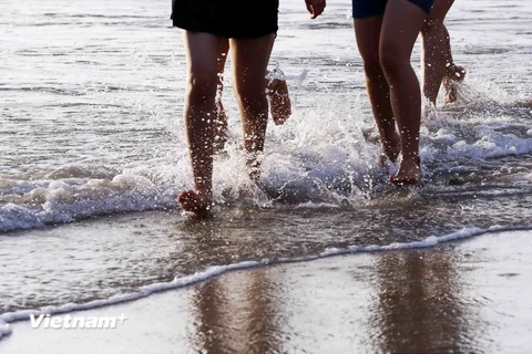 Chạy chân trần kêu gọi bảo vệ môi trường biển xanh, sạch, đẹp. (Ảnh; Trần Lê Lâm/Vietnam+)
