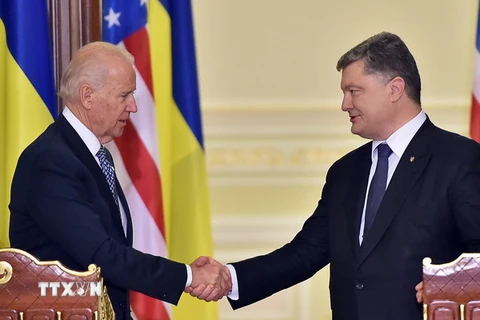 Tổng thống Ukraine Petro Poroshenko (phải) tiếp Phó Tổng thống Mỹ Joe Biden đang trong chuyến thăm Kiev ba ngày. (Nguồn: AFP/TTXVN)