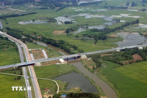Đường cao tốc Nội Bài-Lào Cai nhìn từ trên cao. (Ảnh: Huy Hùng/TTXVN)