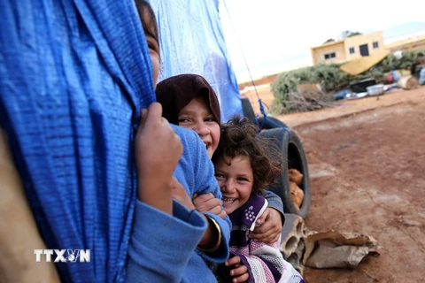 Trẻ em tị nạn Syria tại một trại tị nạn ở làng Taybeh, thung lũng Bekaa, miền Đông Liban. (Nguồn: AFP/TTXVN)