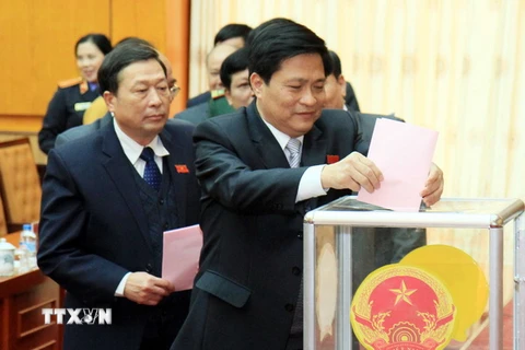 Các đại biểu bỏ phiếu bầu một số chức danh chủ chốt của HĐND và UBND tỉnh Lạng Sơn. (Ảnh:Thái Thuần/TTXVN)
