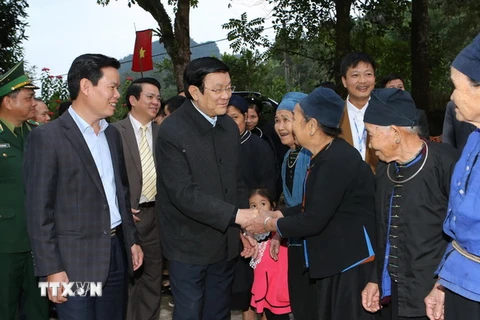 Chủ tịch nước Trương Tấn Sang xã nông thôn mới Phương Độ, thành phố Hà Giang.(Ảnh: Nguyễn Khang/TTXVN)