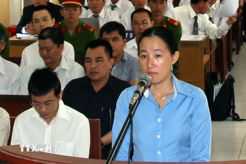 Bị cáo Trịnh Thị Hồng Phượng, nguyên Phó Giám đốc Công ty Phương Nam tại phiên tòa. (Ảnh: Trung Hiếu/TTXVN)