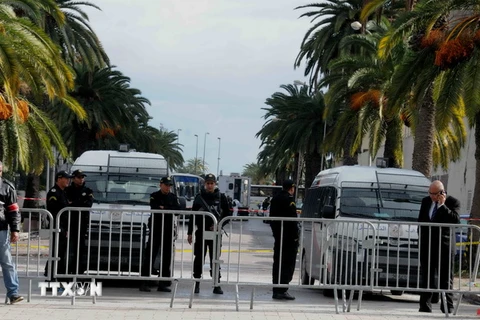 Cảnh sát Tunisia tăng cường kiểm tra an ninh ở trung tâm thủ đô Tunis ngày 24/11. (Nguồn: THX/TTXVN)