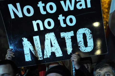 Những người biểu tình giương cao biểu ngữ "Không chiến tranh, không gia nhập NATO" trong cuộc biểu tình ở Podgorica ngày 12/12. (Ảnh: AFP)