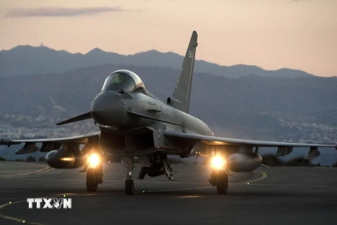 Máy bay ném bom Typhoon của RAF tại căn cứ không quân ở Akrotiri, gần thành phố Limassol, đảo Cyprus ngày 3/12. (Nguồn: AFP/TTXVN)