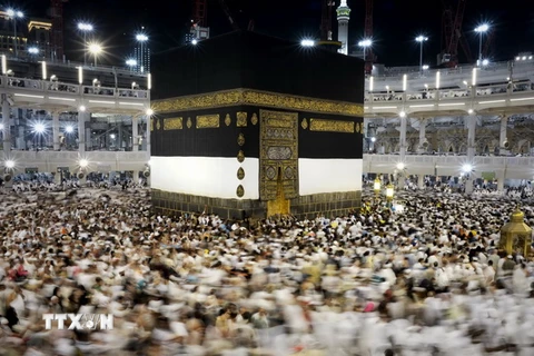 Các tín đồ Hồi giáo tại Nhà thờ Lớn ở thánh địa Mecca tối 20/9. (Nguồn: AFP/TTXVN)