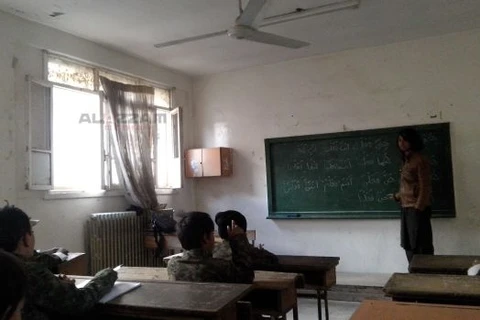 Những đứa trẻ thuộc IS trong một lớp học trong bức ảnh do Trại huấn luyện Abdullah Azzam công bố. (Nguồn: themalaymailonline.com)